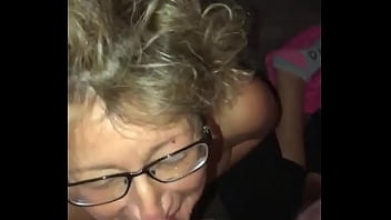 Η ώριμη hotwife Leeann στο Τζέρσεϋ παίρνει το πρόσωπο