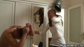 奶奶和女婿被震惊的妻子抓住