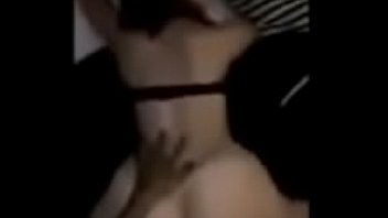 Orang berkulit gelap mengirim hotwife video meniduri penisnya yang sedang meremas istrinya