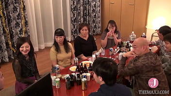 ¡Solo para cincuenta! Mujeres divorciadas maduras fiesta orgía conexión - Introducción