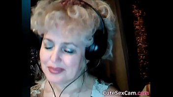 Verlegen Blonde Rijpe Russische Vrouw Masturberen op Webcam