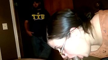 Woest! wifey pijpt pik terwijl manlief Cuckold bekijkt