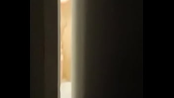 Dívejte se na jeho horkou sprchu.