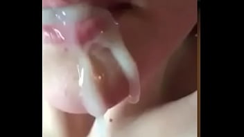 业余大战利品黑发妻子用力操和吞咽
