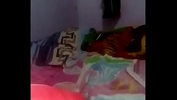 मेरी पत्नी अपने खिलौने के साथ मस्ती कर रही है