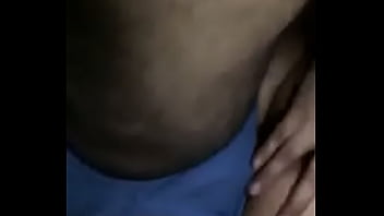 戴绿帽子的印度配偶记录妻子被公牛授精