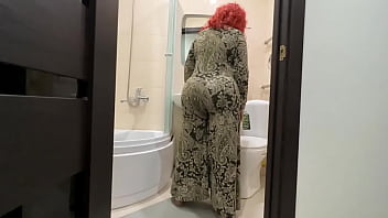 Zdvihol mikrosukňu a zastrčil tuhú v zrelom