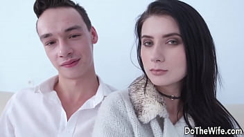 Vŕtanie kreténu Nicole Blackovej, zatiaľ čo jej cuckold mlčky sleduje