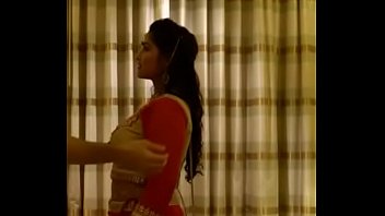 مثير زوجة هندية ضيق كس تحاول أن يمارس الجنس من قبل بعل