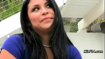 Hete vervelende MILF Cougar rijdende jonge kerel
