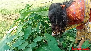 Làng Bengal Boudi Ngoài trời với cậu bé với màu đen lớn